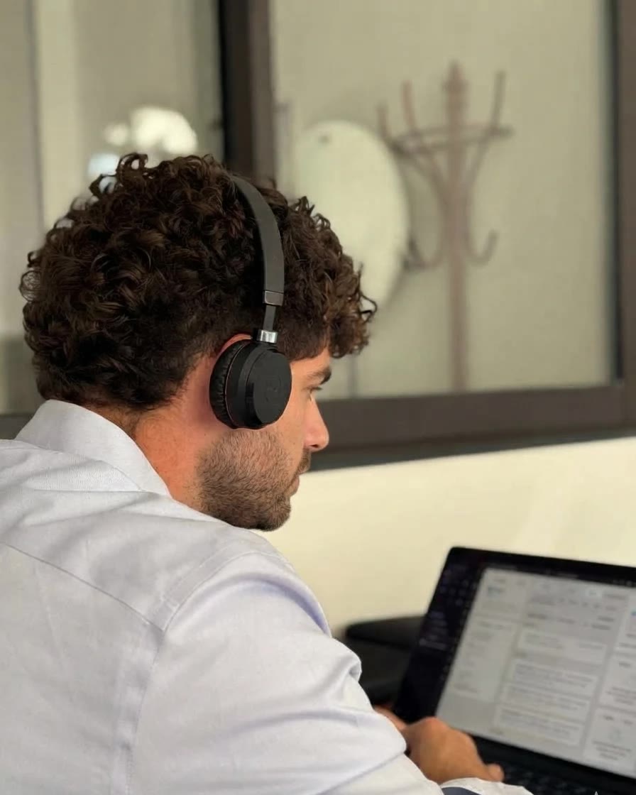 Consultant SEO NAZAR au travail sur le positionnement d'un client